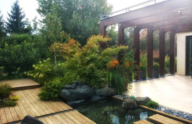 Modern terasz exkluzív növények, szikladekoráció, kerti tó