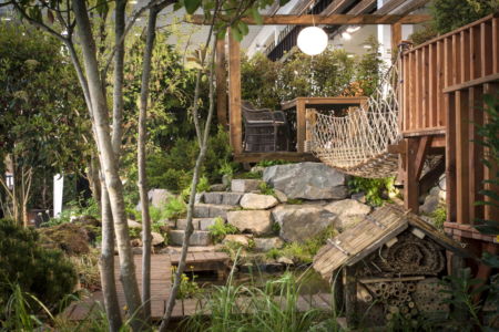 rovarhotel kerti tó terméskő lépcső formafák alakfák